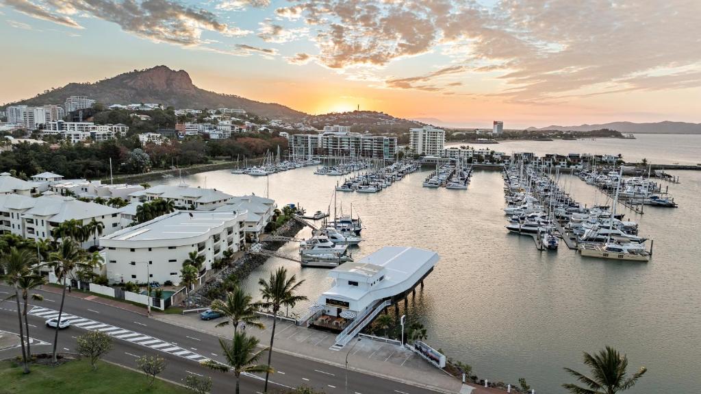 The Pier Pods on the water- 50m from Townsville bus terminal and ferry terminal في تاونزفيل: مرسى به مجموعه قوارب في الماء