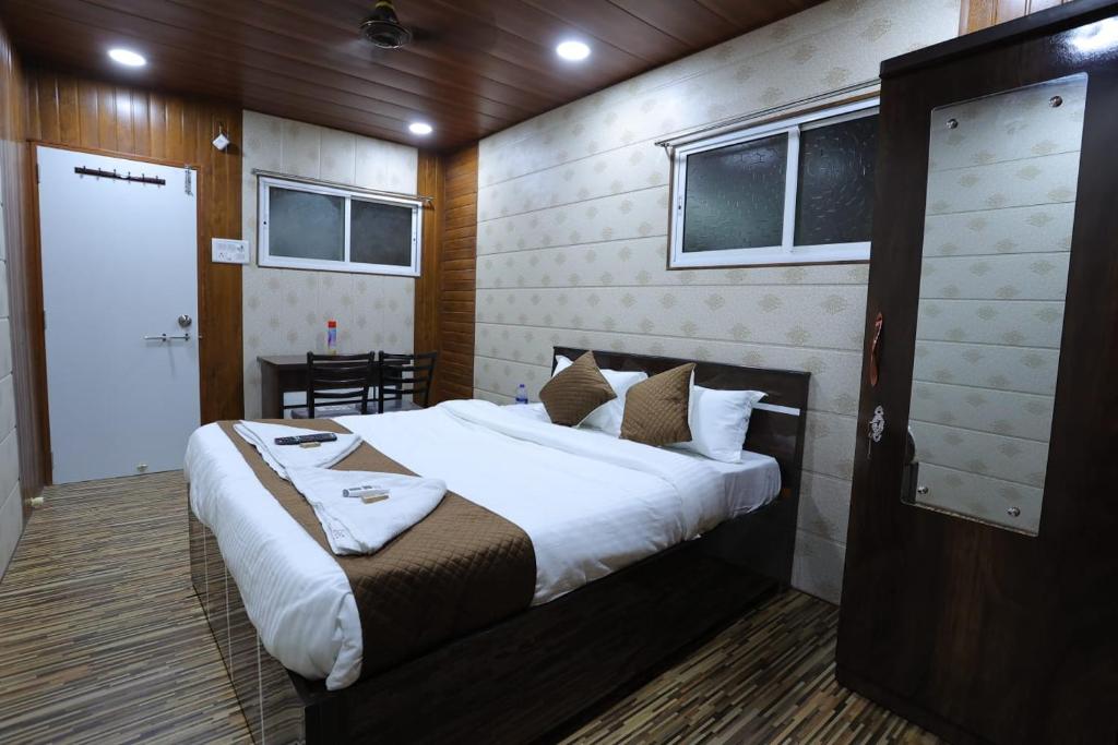 A bed or beds in a room at Hotel Shiv Vandana Inn - Thane