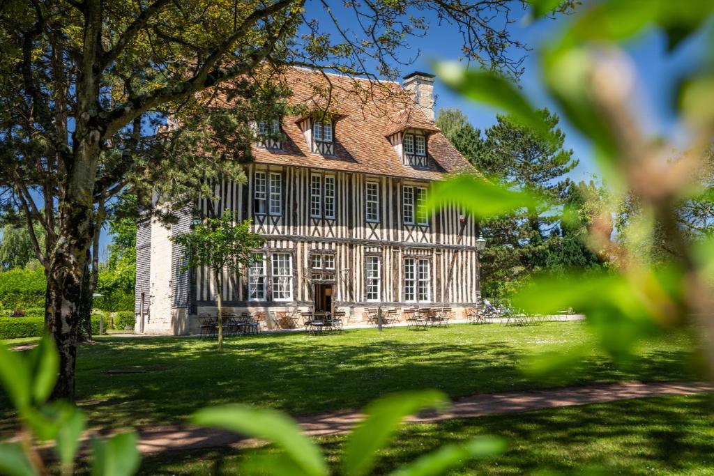 En hage utenfor Les Manoirs des Portes de Deauville - Small Luxury Hotel Of The World