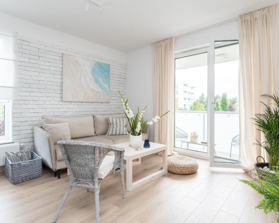 a living room with a couch and a table at Apartament Aqua Przystań 80 - Rumia Novum in Rumia