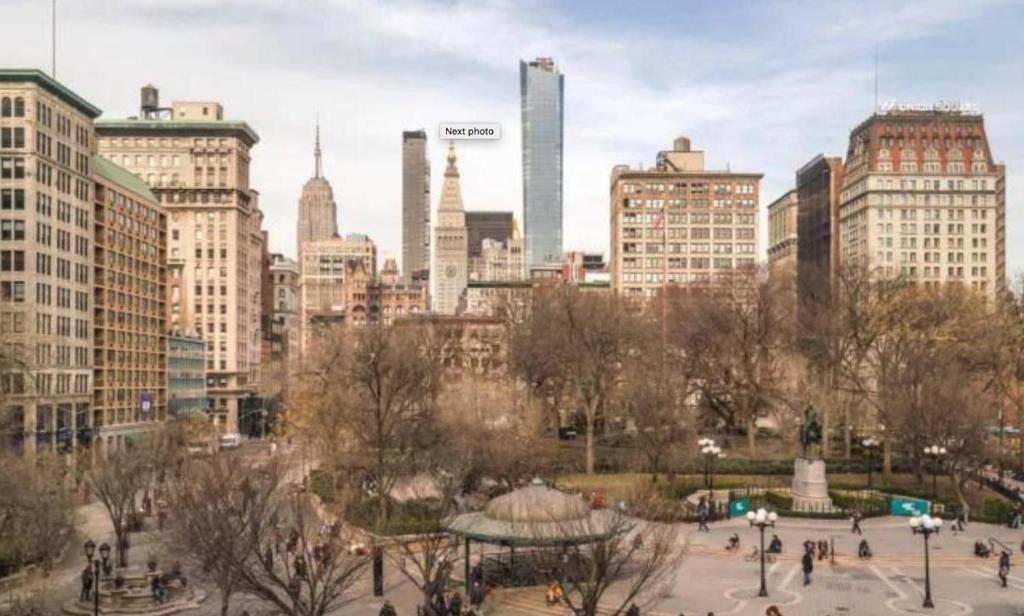 - une vue sur une ville avec de grands bâtiments dans l'établissement Union Square Sanctuary - Chic One Bedroom Retreat in Downtown Manhattan, à New York