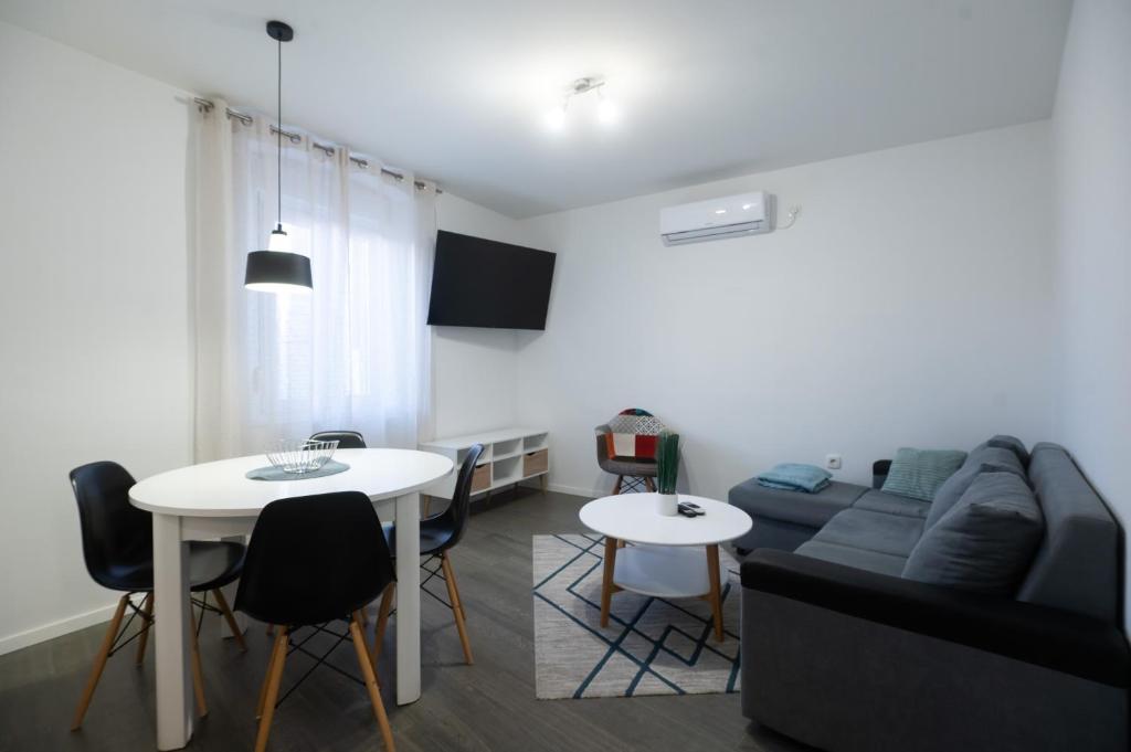 uma sala de estar com um sofá e uma mesa em Pyrotima Apartments em Zadar