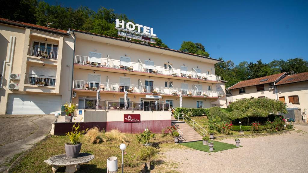 a hotel with a sign on the top of it at Hôtel de L'ile in Custines