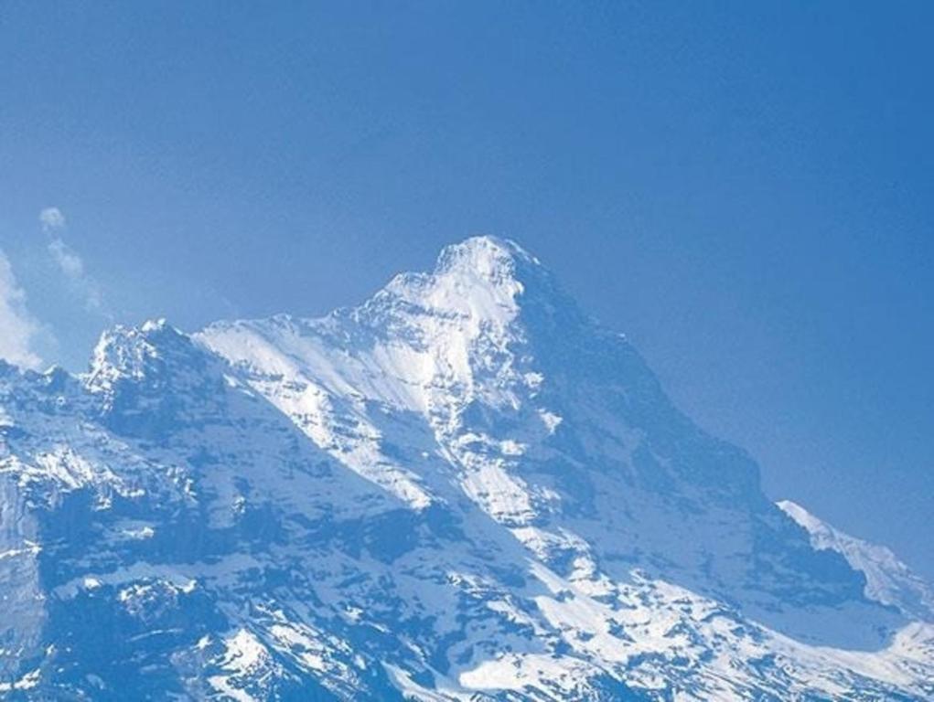 einen schneebedeckten Berg mit blauem Himmel in der Unterkunft alleinstehendes Ferienhaus in Grindelwald