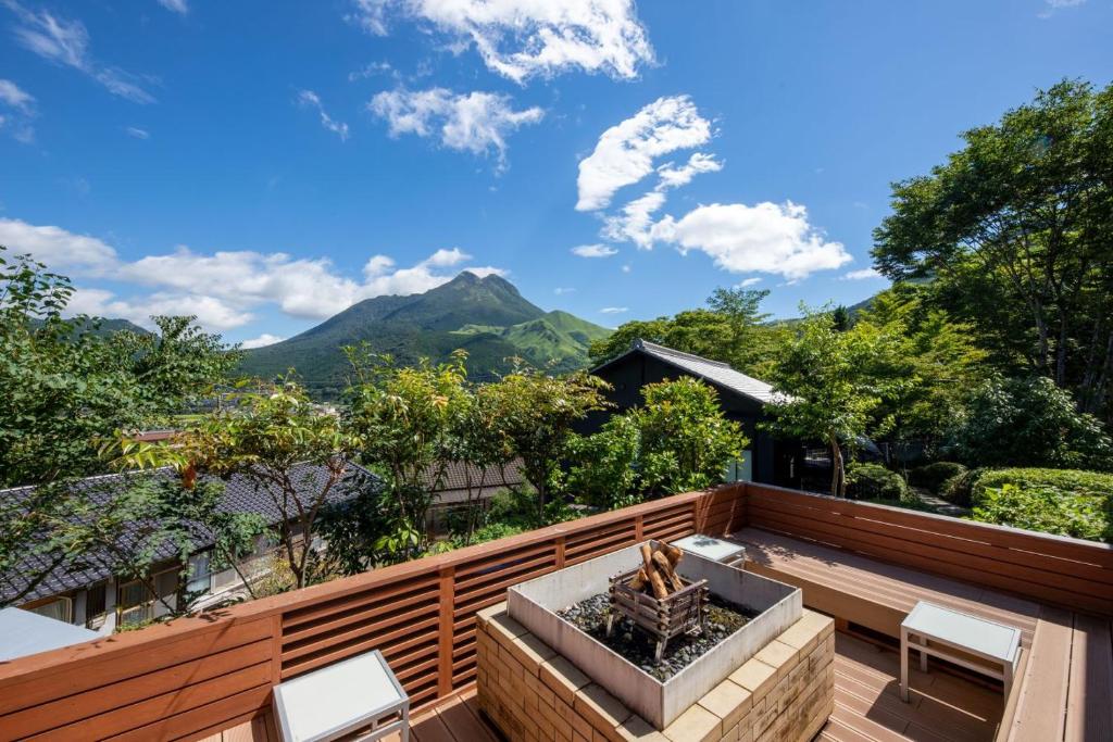 balcone con vista sulle montagne di Yufudake Ichibo no Yado Kirara a Yufu