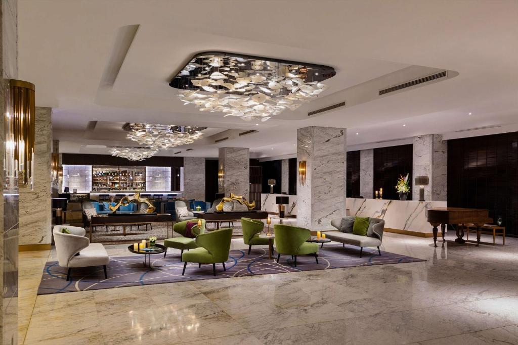 上海市にあるDoubletree By Hilton Shanghai Hongqiaoのロビー(椅子、テーブル付)、