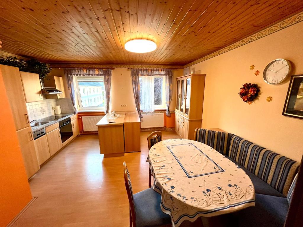 - une cuisine avec une table et des chaises dans la chambre dans l'établissement Retro Wohnung Niklasdorf, à Niklasdorf