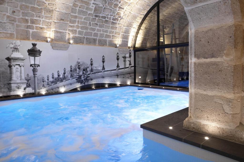 Piscina a Hotel La Lanterne & Spa By Timhotel o a prop