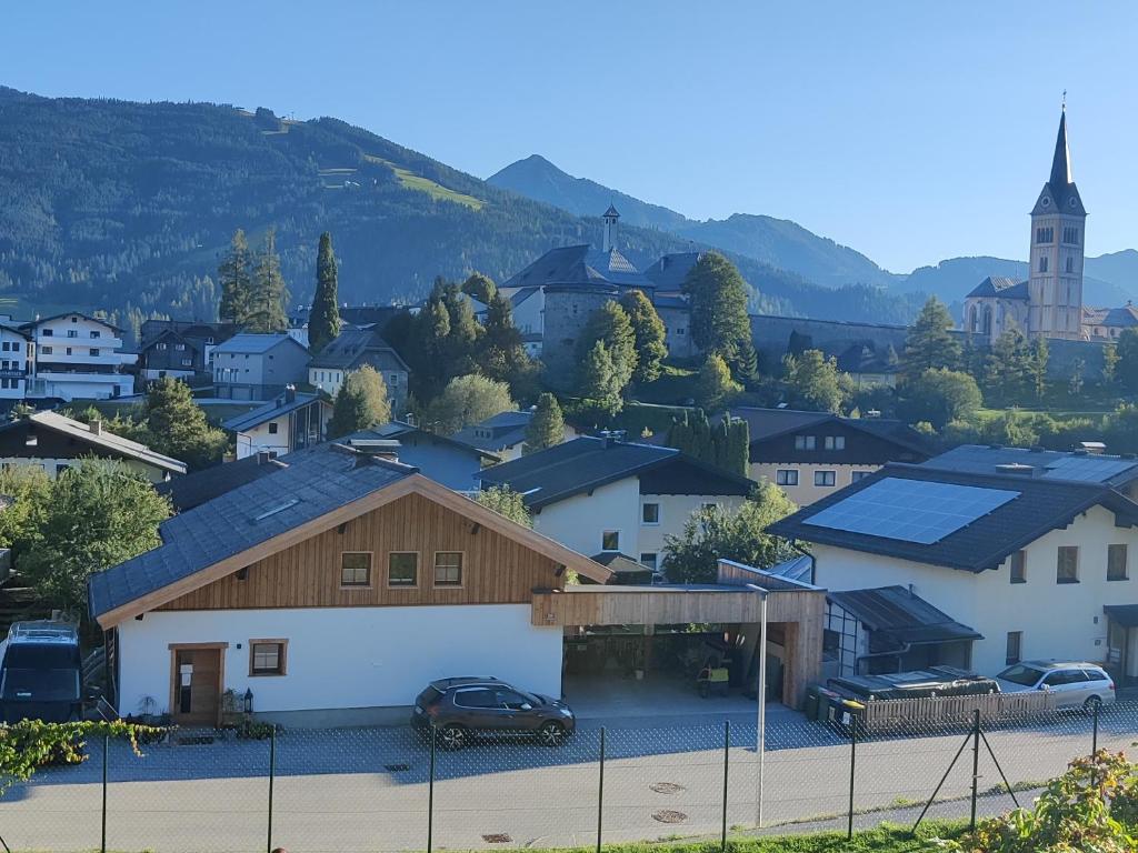 Vistas a una ciudad con casas y una iglesia en DaHome Appartements, en Radstadt