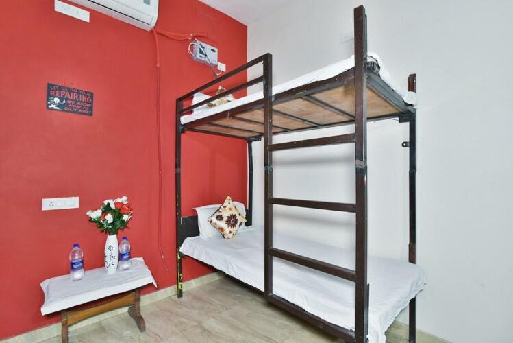 Tempat tidur dalam kamar di Wow Backpackers Hostels