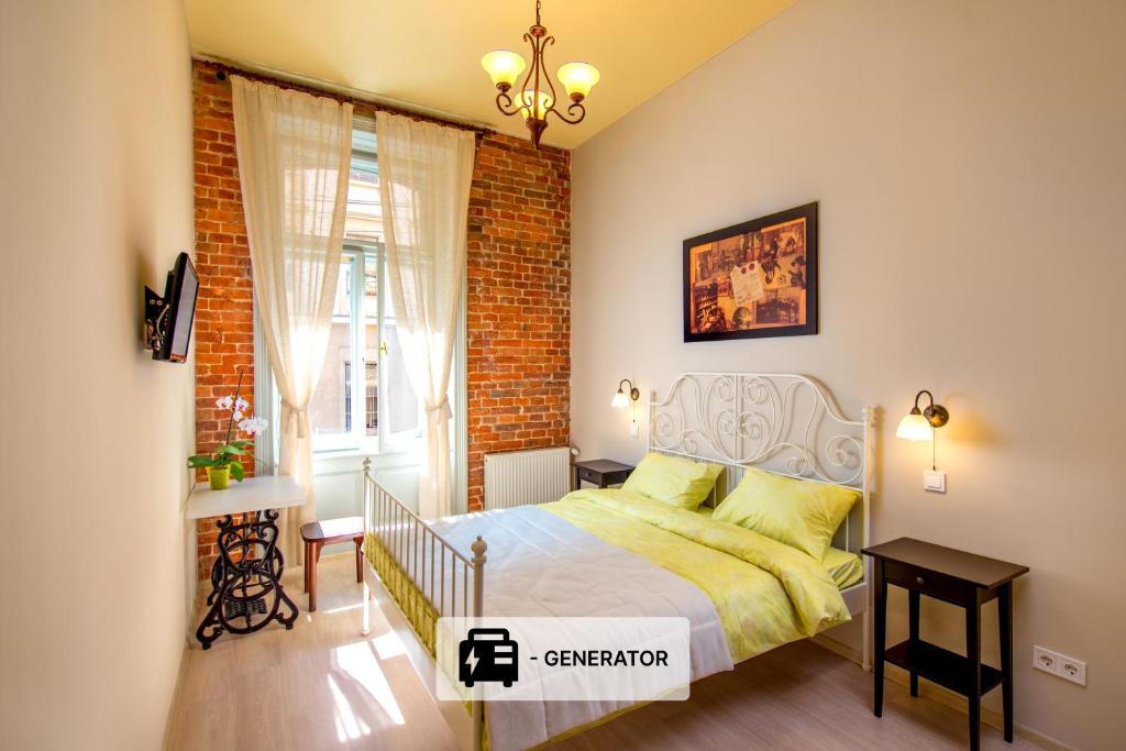 um quarto com uma cama e uma parede de tijolos em Post House Rooms em Lviv