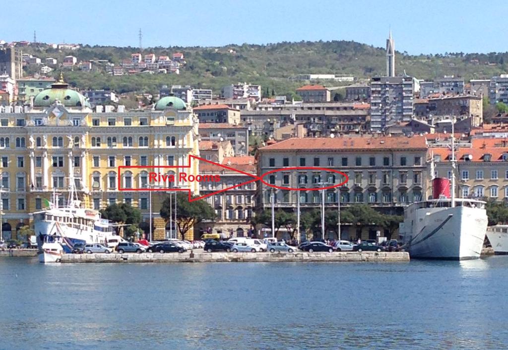 una città con un porto con una barca in acqua di Riva Rooms a Fiume (Rijeka)