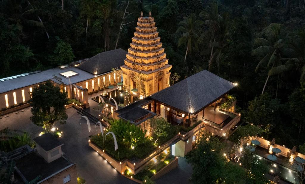 Sanna Ubud A Pramana Experience في أوبود: اطلالة جوية على معبد في الليل