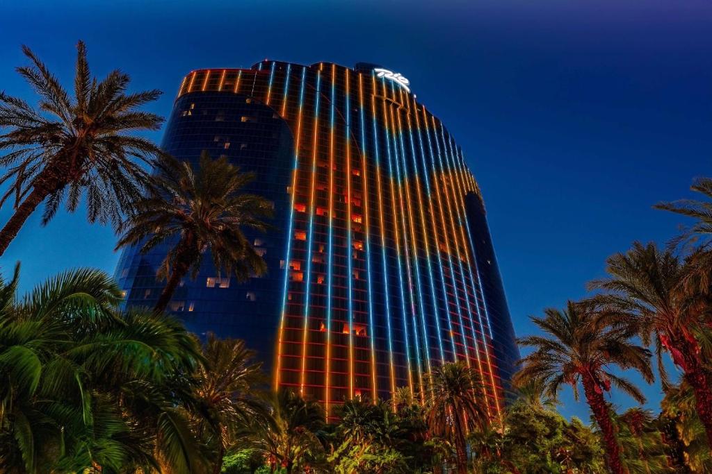 un grand bâtiment avec des palmiers devant lui dans l'établissement Rio Hotel & Casino, a Destination by Hyatt Hotel, à Las Vegas