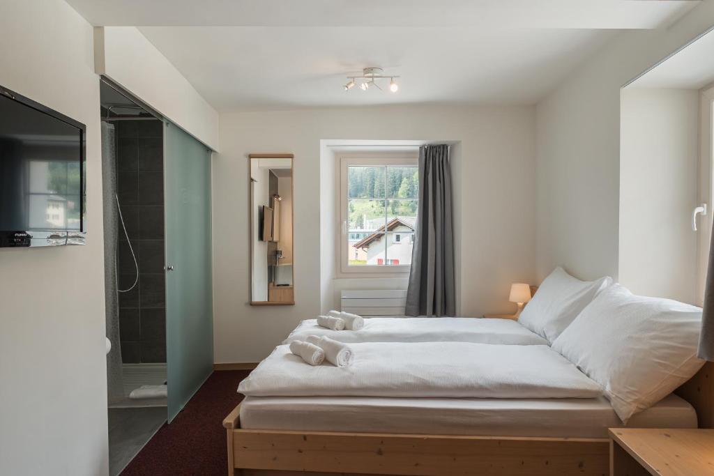 - une chambre avec un grand lit et une fenêtre dans l'établissement Lodge Brocco & Posta, à San Bernardino