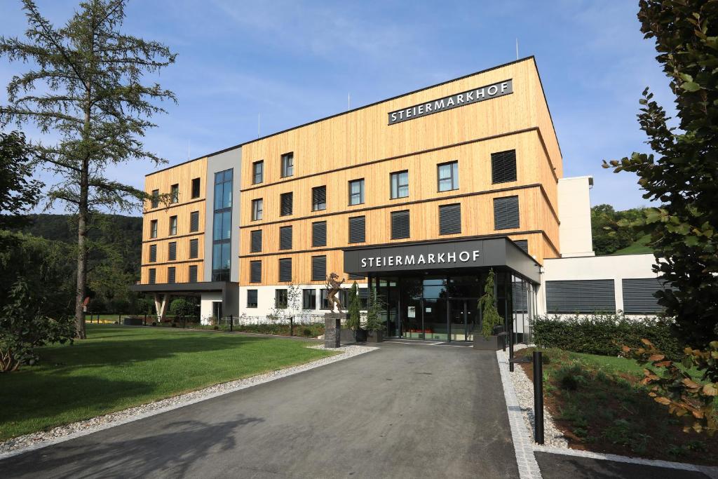 een groot gebouw met een bord aan de voorkant bij Hotel Steiermarkhof Graz in Graz