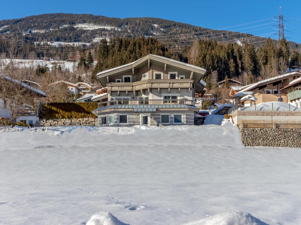 uma casa em cima de um quintal coberto de neve em Apartment close to the ski area em Wald im Pinzgau