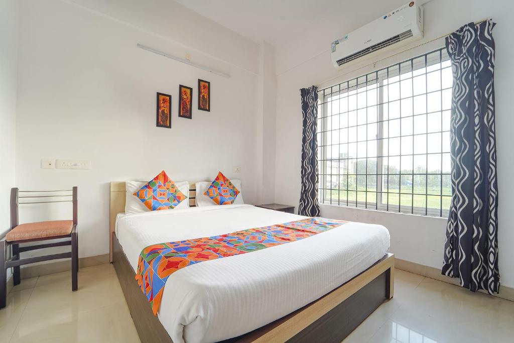 Krevet ili kreveti u jedinici u objektu FabHotel Reem Residency - Nr Cochin International Airport