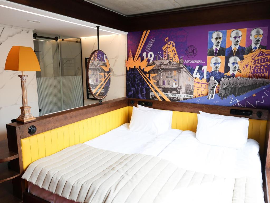 um quarto com uma cama e um quadro na parede em !FEST Hotel Rynok Square em Lviv