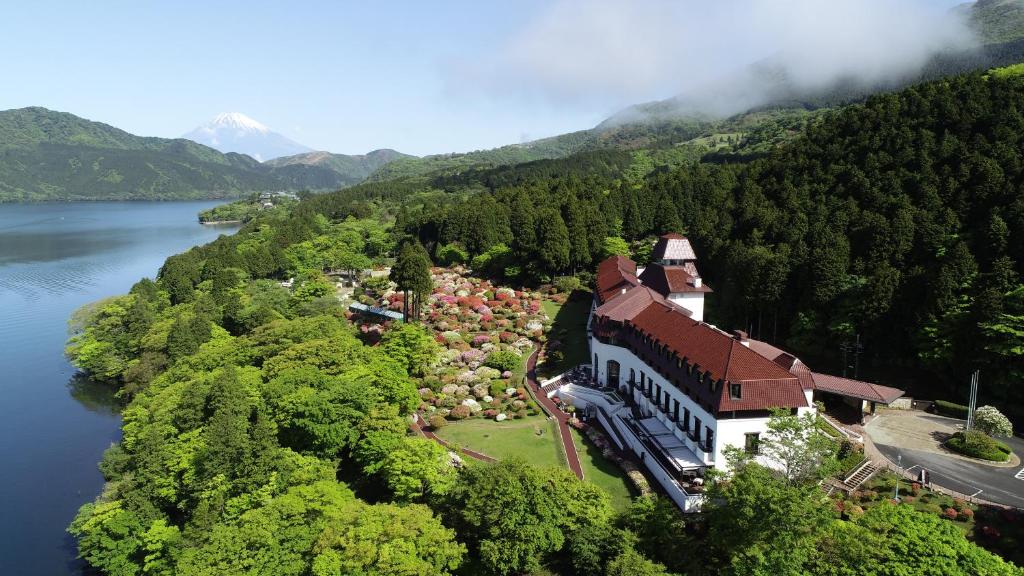 箱根町にある小田急山のホテルの湖畔の丘の上の家屋