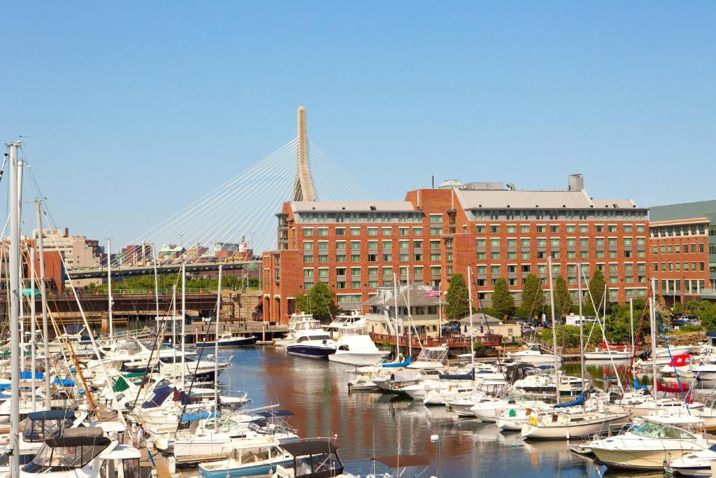 Ein paar Boote sind in einem Hafen angedockt. in der Unterkunft Residence Inn by Marriott Boston Harbor on Tudor Wharf in Boston