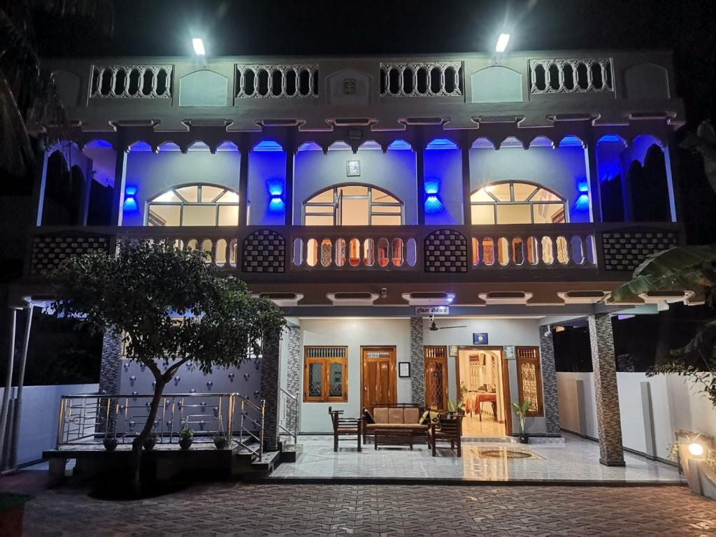 een gebouw met 's nachts blauwe lichten bij Nallur Holidays Inn in Jaffna