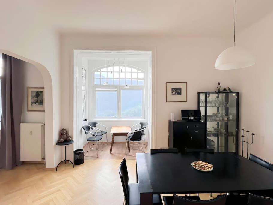 salon z czarnym stołem i krzesłami w obiekcie Villa AlexanderCharmante Wohnung mit Bergblick, Villa Alexander w mieście Semmering