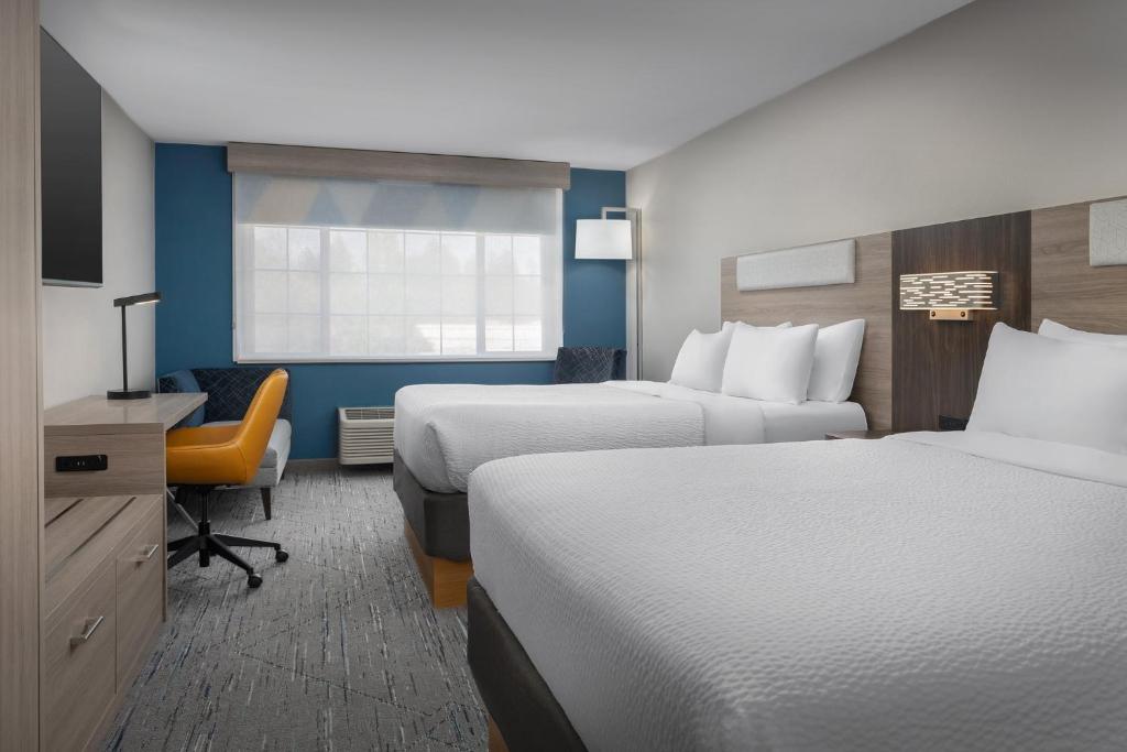 Un pat sau paturi într-o cameră la Holiday Inn Express Spokane Airport, an IHG Hotel