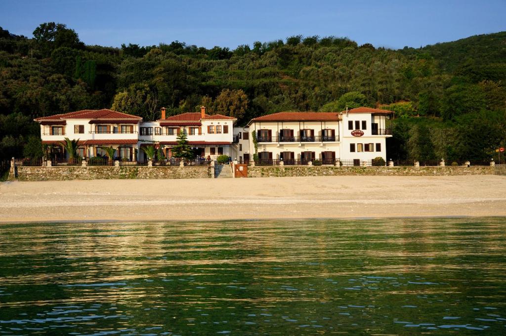 eine Gruppe von Häusern am Strand neben dem Wasser in der Unterkunft Hotel Hagiati in Khorevtón