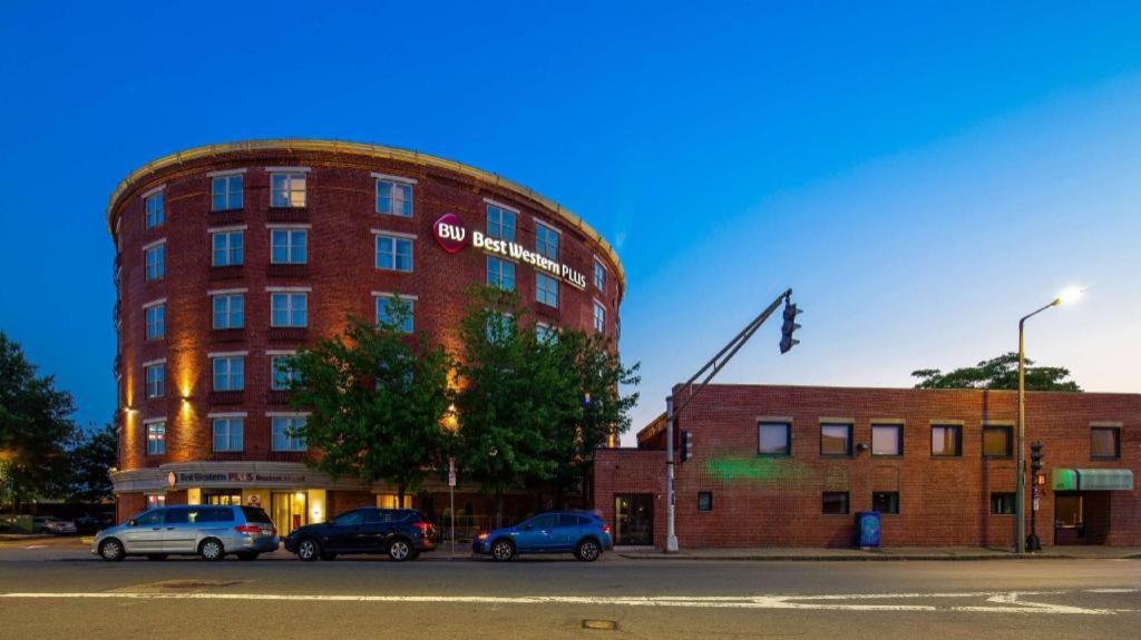 波士顿Best Western Plus Boston Hotel的前面有汽车停放的建筑