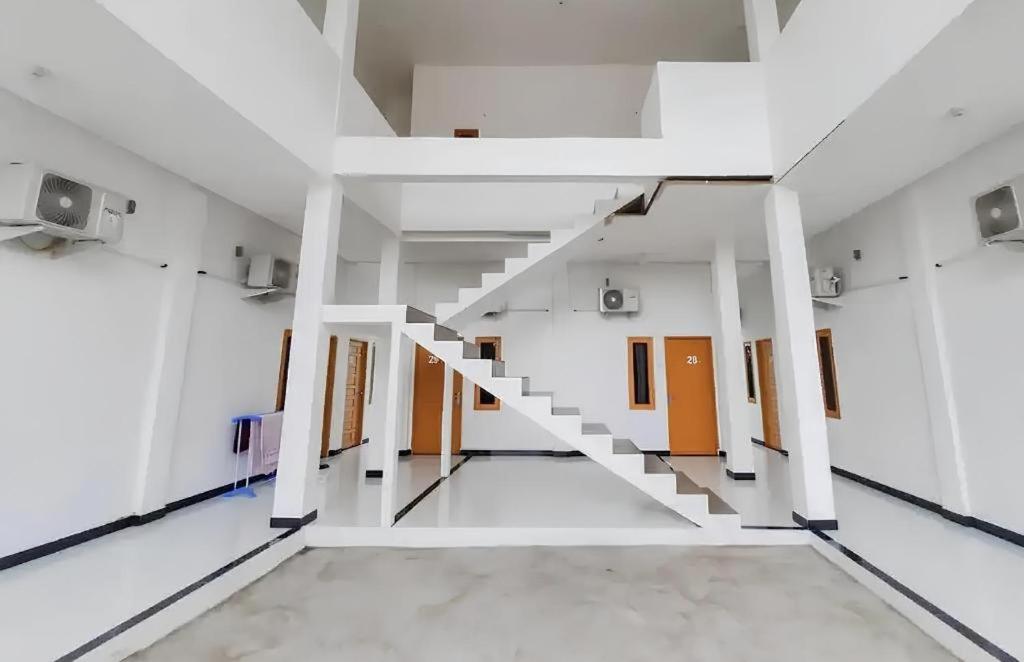 einen leeren Flur mit Treppe in einem Gebäude in der Unterkunft OYO 93306 Homestay Permana Supadio Airport in Pontianak