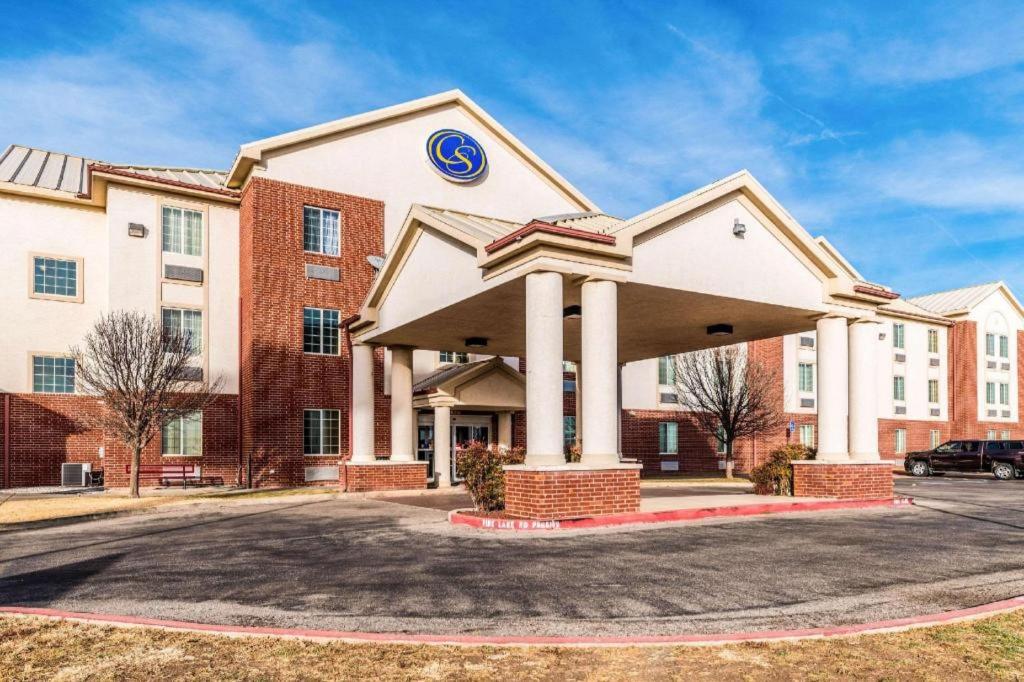 un bâtiment avec un panneau à l'avant dans l'établissement Comfort Suites, à Soncy