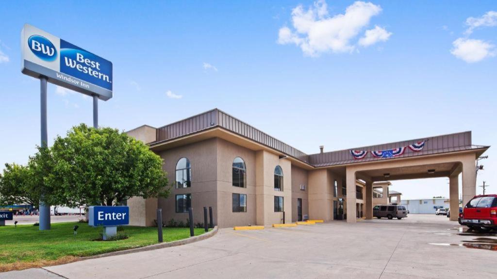 un benzinaio con un cartello davanti di Best Western Windsor Inn a Dumas