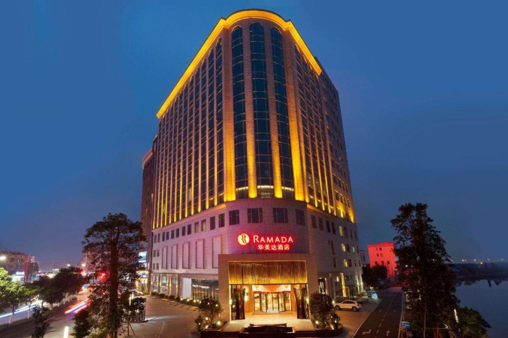 um edifício iluminado com uma placa na lateral em Ramada Foshan Shunde em Shunde