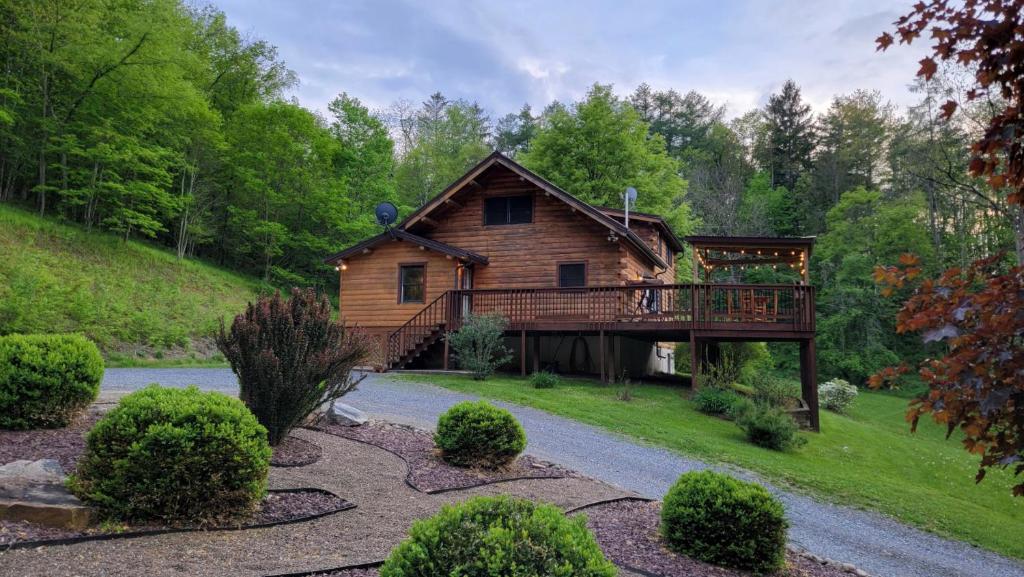 Private and Cozy Cabin Close to Williamsport, PA tesisinin dışında bir bahçe