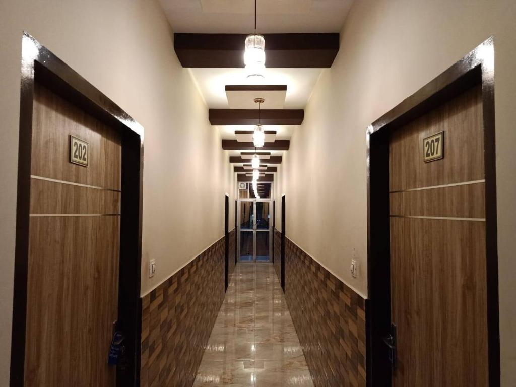 an empty hallway with two doors and a hallwayngthngthngthngthngthngthngth at MAAN Hotel in Alwar