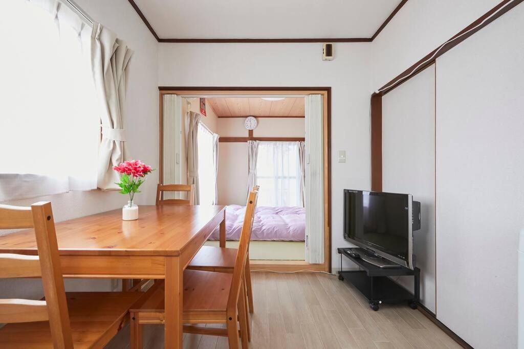 浦安URAYASU HOUSE! for up to 6 people, 15 min bus ride to Disney! Location is 6-8-38 Horie Urayasu City Chiba Prefecture 場所は千葉県浦安市堀江6-8-38です,玄関横のキーボックスの暗証番号はご予約後に宿からのメッセージ欄にてご確認下さい的客厅配有木桌和电视。