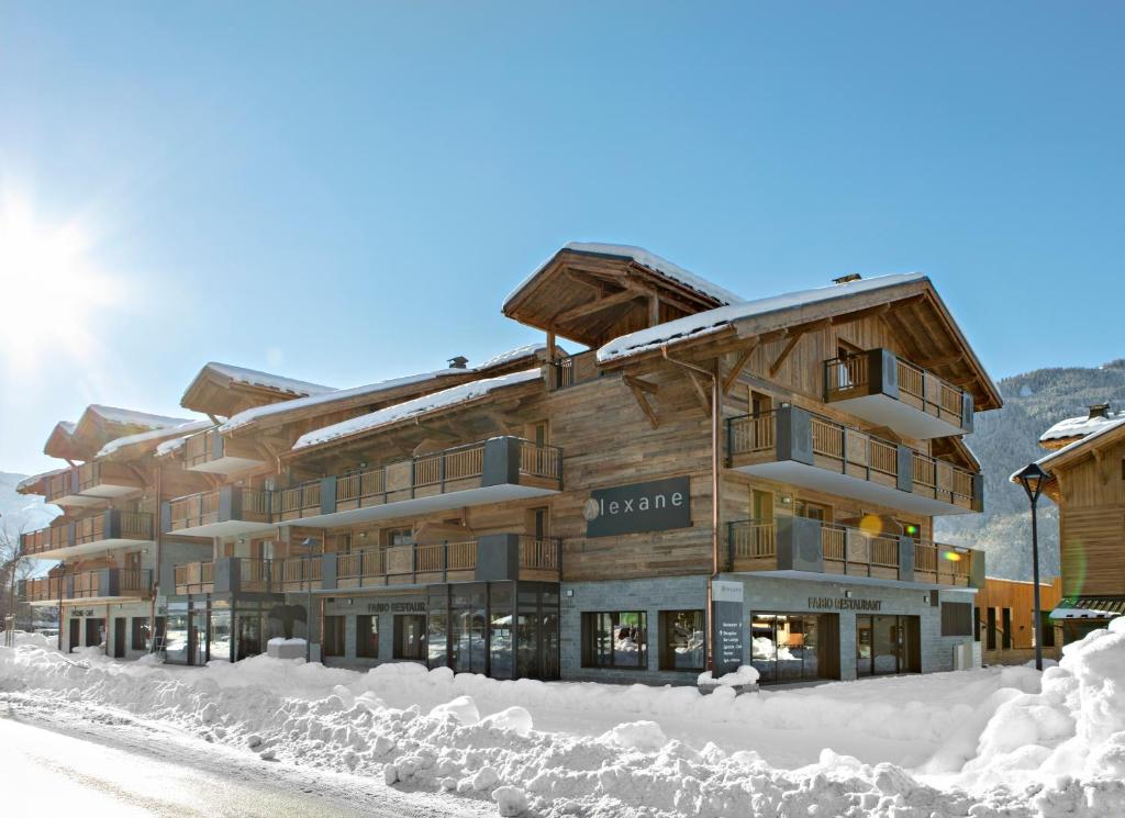 een gebouw in de sneeuw met sneeuw eromheen bij MGM Hôtels & Résidences - Résidence Alexane in Samoëns