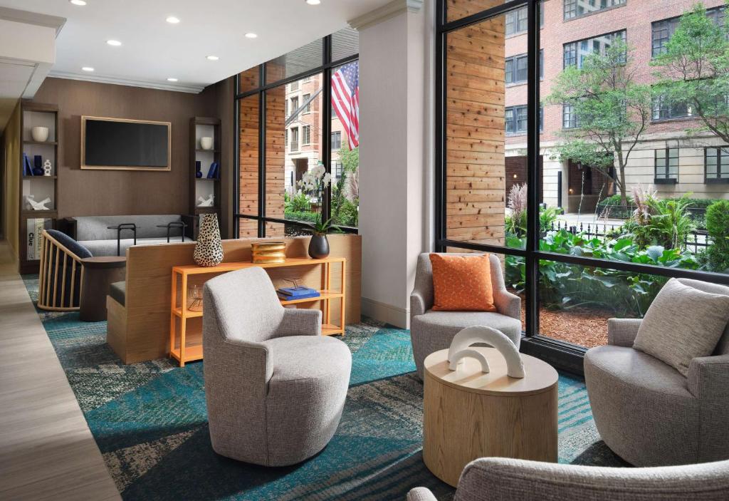 אזור ישיבה ב-Sonesta ES Suites Chicago Downtown Magnificent Mile Medical