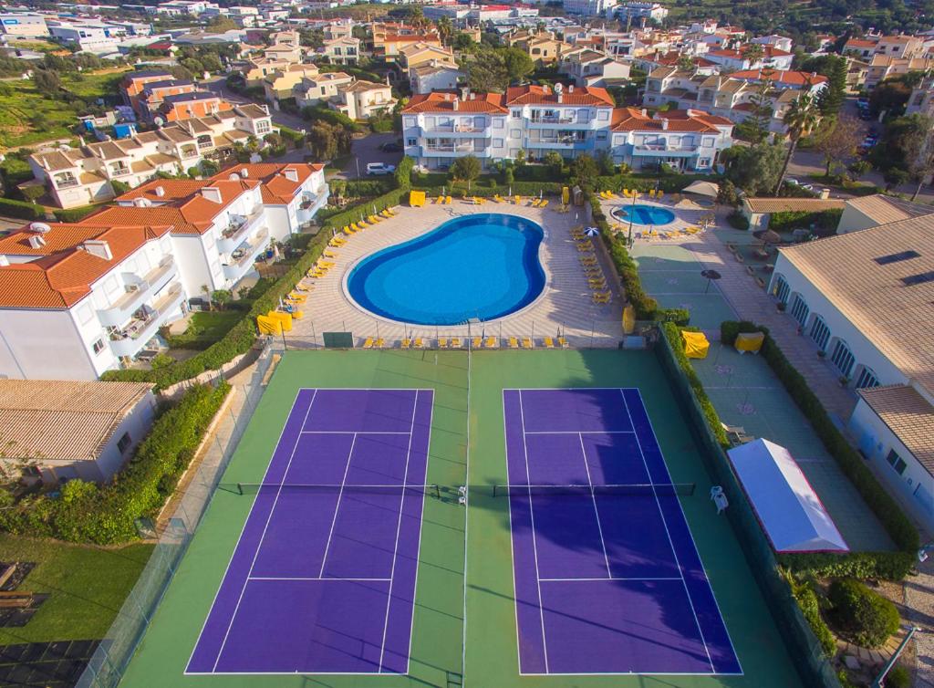 Tênis e/ou squash em Pool View 2 bedroom 1st floor apartment, Oasis Parque near Alvor AT14 ou nos arredores