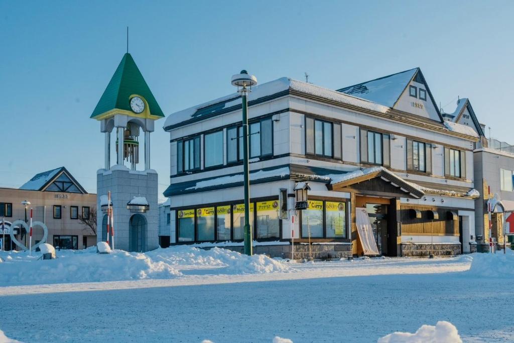 um edifício com uma torre de relógio em cima em Vantean house - Vacation STAY 94009v em Biei