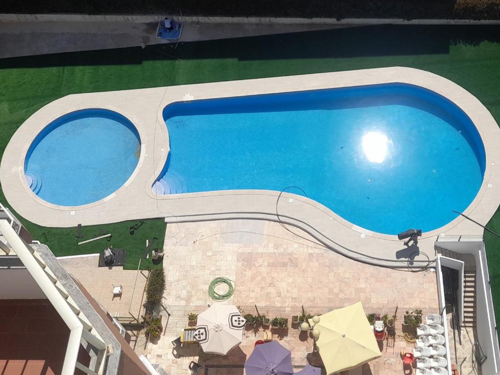 uma vista superior de uma piscina em Dreamsun em Portimão