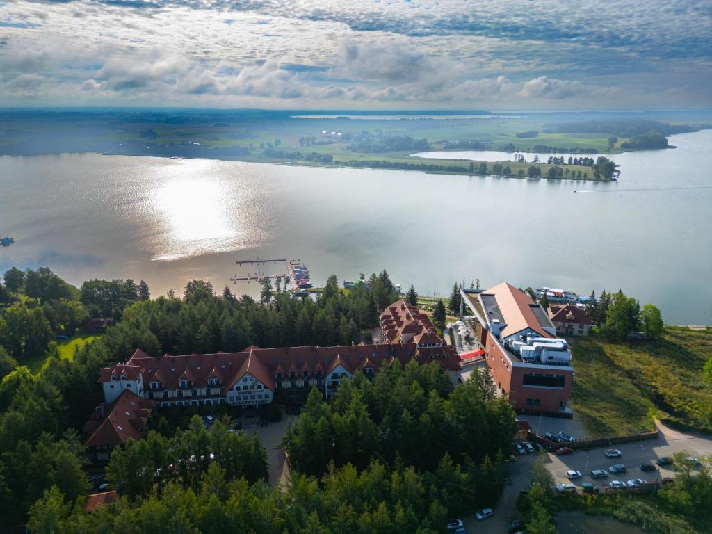 uma vista aérea de um resort na margem de um lago em Hotel Robert's Port em Mikołajki