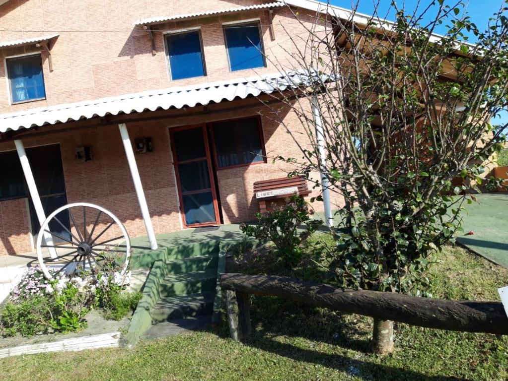 uma casa com uma cerca em frente em Rochas em Barra del Chuy