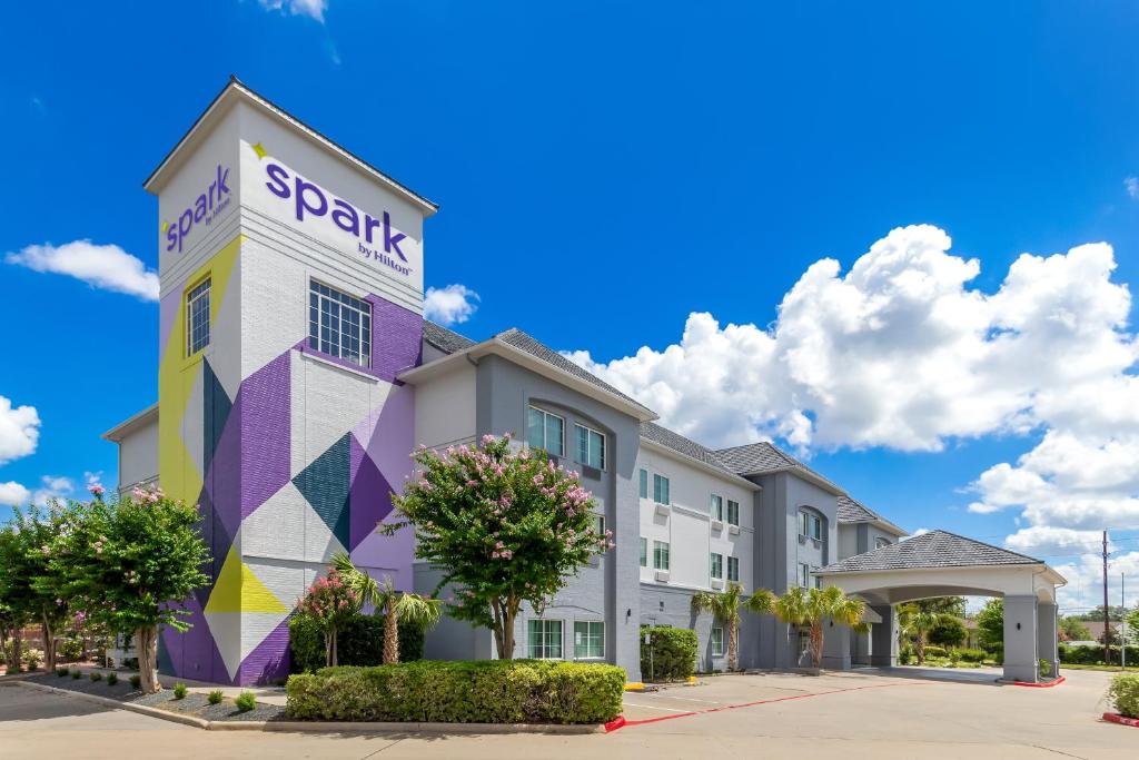 Spark By Hilton Missouri City في ميسوري سيتي: تقديم فندق قاس