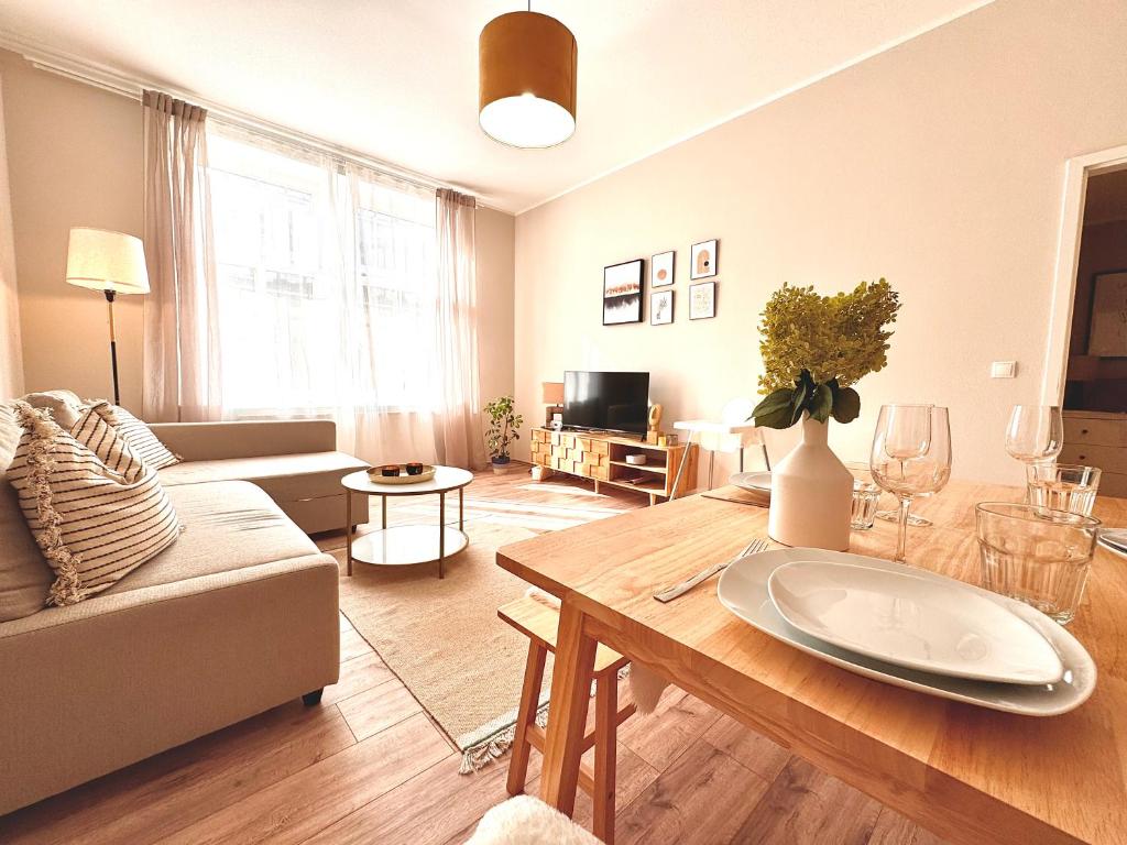 sala de estar con sofá y mesa en Herzraum Appartement,kostenfreier Parkplatz,Innenstadt Babybett,Familie u Buisness,gratis Kaffee und Tee, en Bautzen