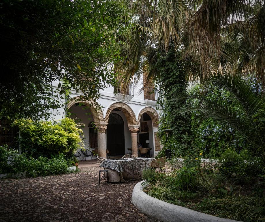 Palacio de los Angulo casa histórica en el centro de Córdoba के बाहर एक बगीचा