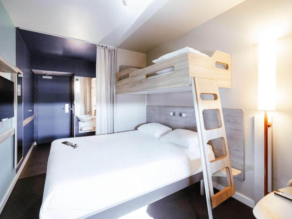 Litera en habitación pequeña con escalera en ibis Budget Luxembourg Aeroport, en Luxemburgo