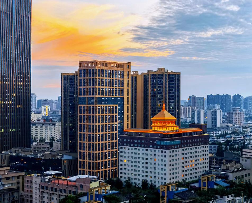 een uitzicht op de skyline van de stad met een gebouw bij Chengdu Tibetan Hotel-Free Welcome Tibetan Tea in Chengdu