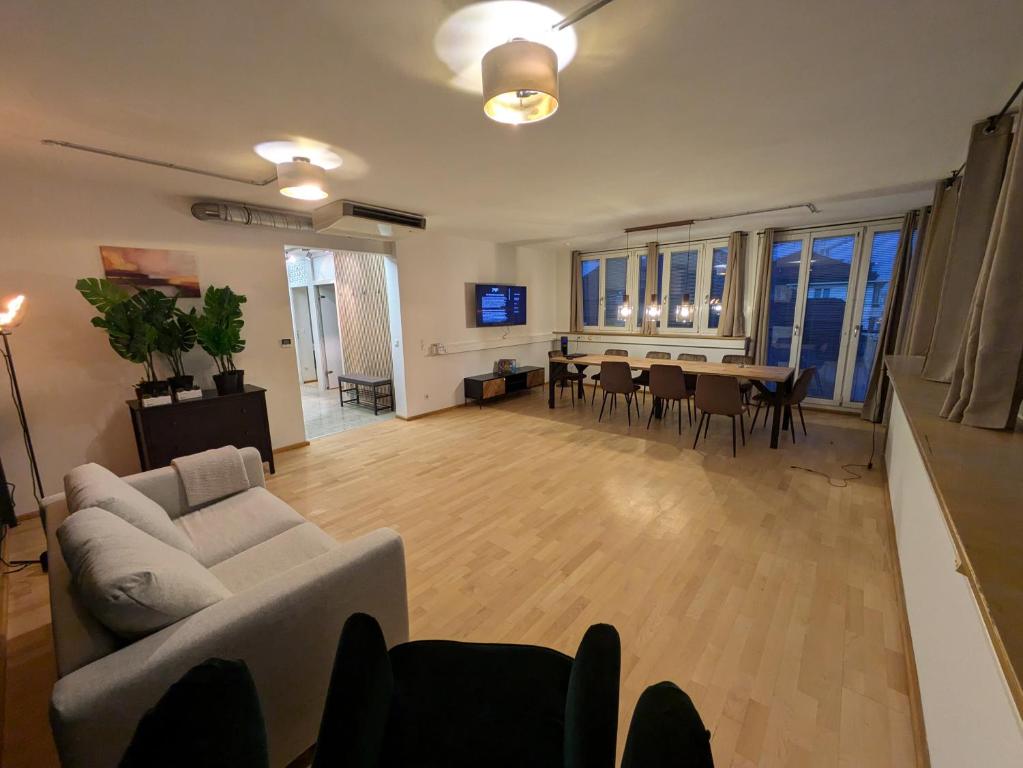 salon z kanapą i stołem w obiekcie Munich Large Apartment 150 qm in top centrally located 1 to 15 guests w Monachium